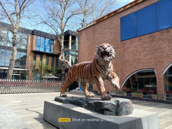 1699块的真我gt值得买吗,1100买真我gtneo值不值