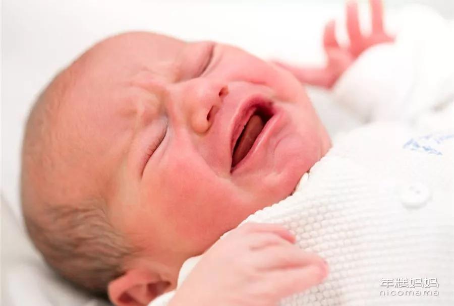 光腿光脚送娃急诊,爸爸光腿赤脚送女儿去医院后续