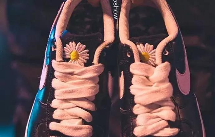 她今天为踩高铁小桌板道歉后，这双“小雏菊”也被实锤假货了