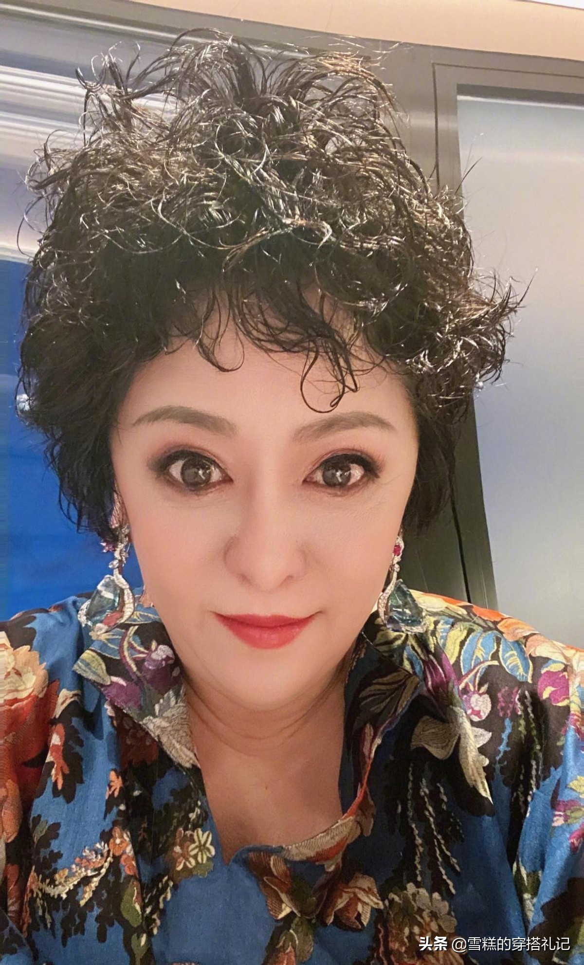 适合发量少的45岁的短发,长卷发和短发哪个更减龄