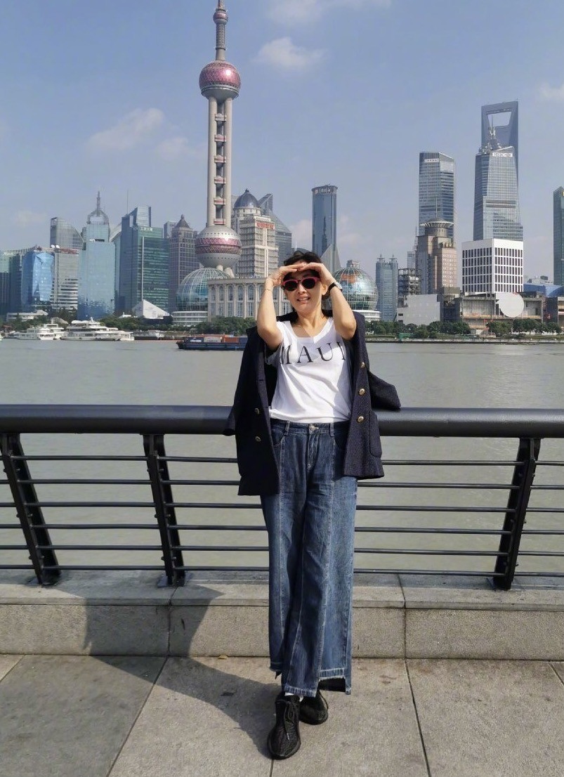 45岁牛莉出席活动大秀好身材,45岁牛莉素颜出行