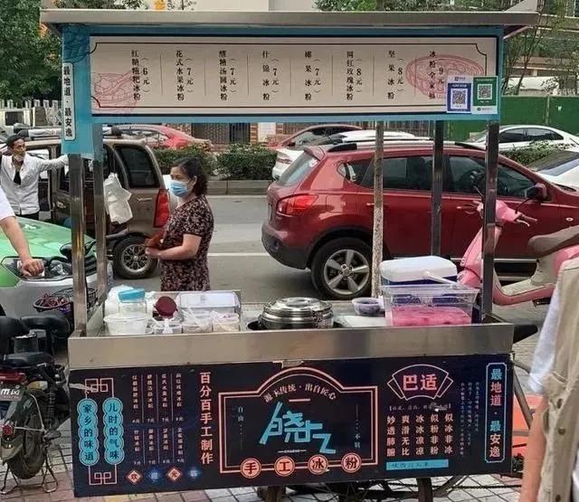 美女摆地摊卖牛奶赚百万,女子摆地摊年入百万