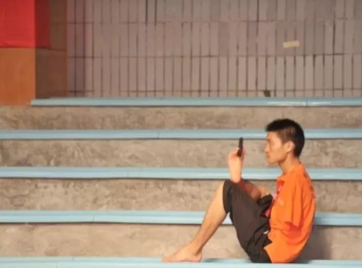 6岁小男孩失去双臂用脚写字,6岁失去双腿19岁单手爬进终点