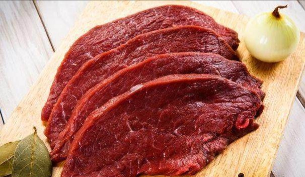 假牛肉是用什么加工的,牛肉很红是假牛肉吗
