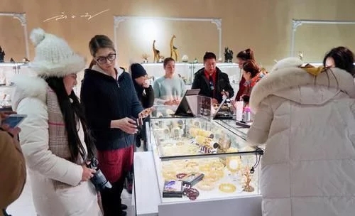 中国游客到俄罗斯疯狂买琥珀蜜蜡，俄罗斯人笑了，果然人傻钱多！