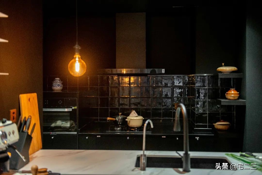 霓虹灯下，他们的“摇滚之家”