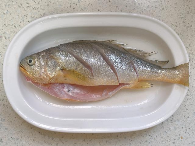 煎鱼诀窍怎么煎才会酥脆,煎鱼的时候怎样煎才不粘锅