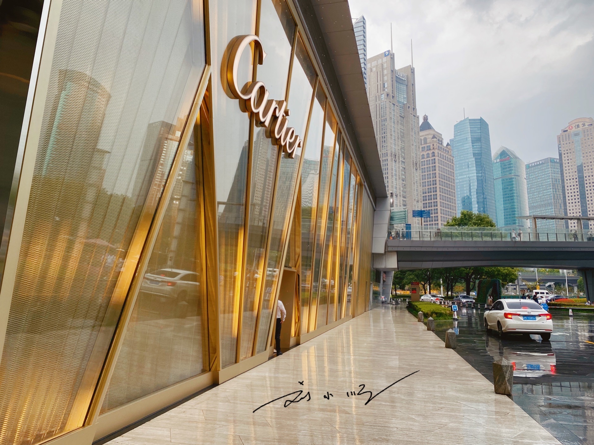 上海东方明珠塔周围哪个商场最大,上海魔都最大的商场