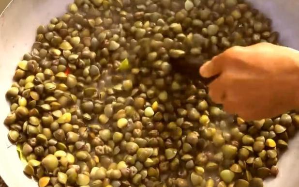 网红小哥吃罐头原视频,小哥吃100个生蚝