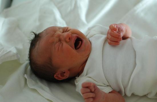 新生儿多久喂一次奶怎么叫醒,新生儿两三天开奶喂养方式