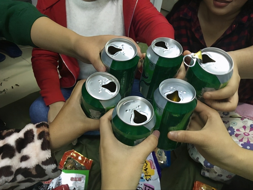 在校期间喝酒死亡事件由谁承担,宿舍有人猝死宿舍同学承担责任吗