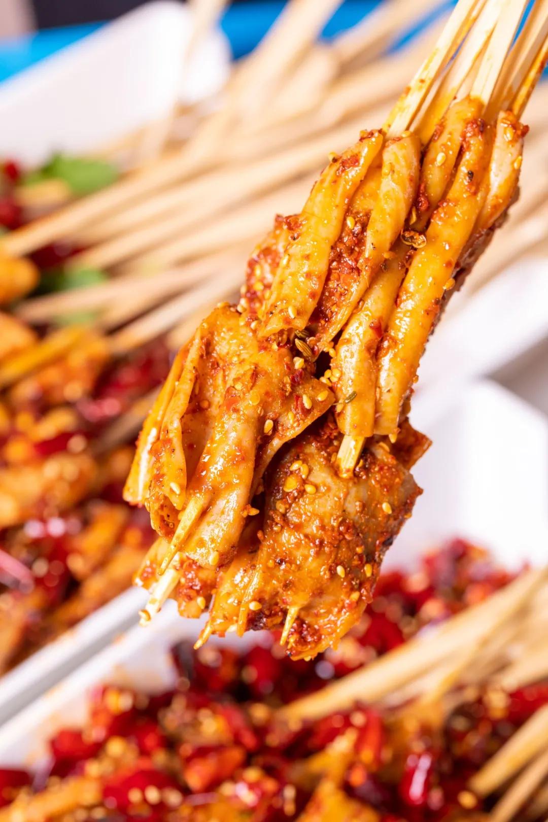 只此一家的牛腩串串火锅C位出道，19块9请你放肆开涮