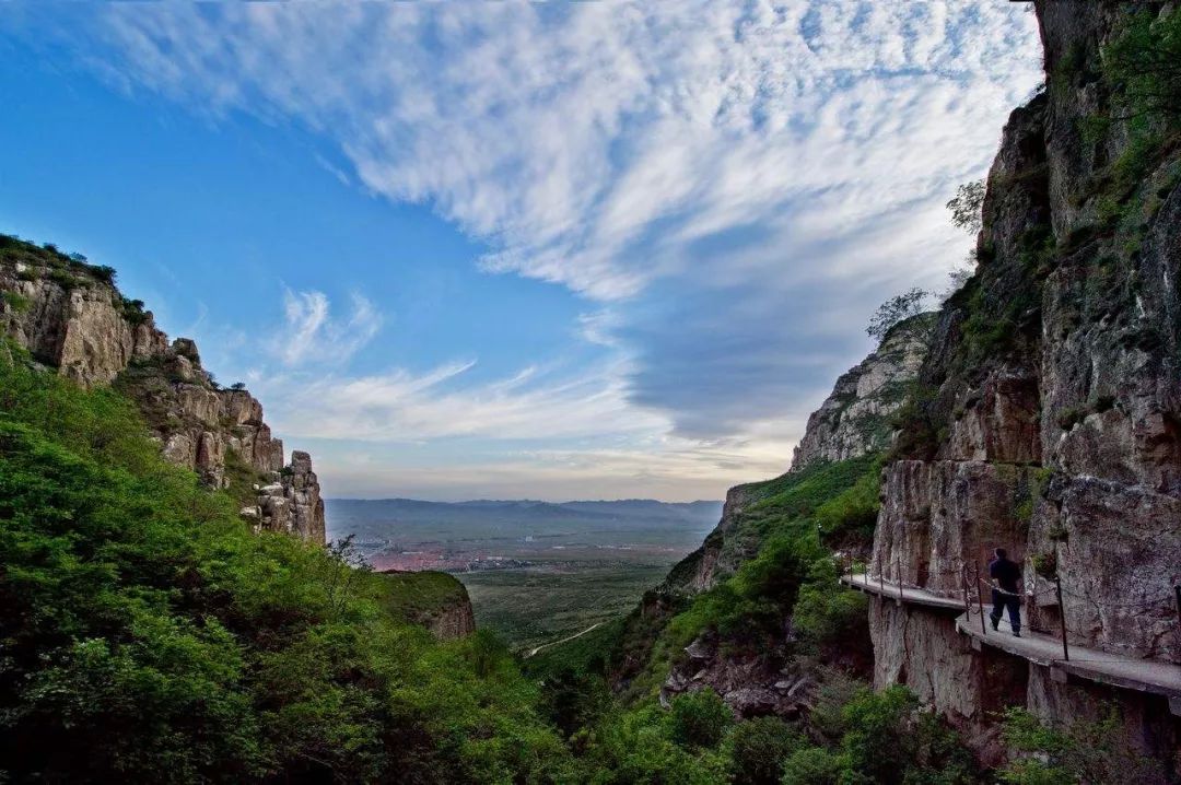 一座神人共栖的“煤都”