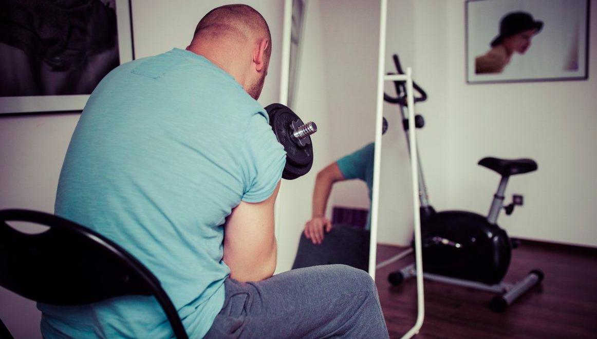 24岁男子健身险成秃头,24岁小伙疯狂健身后秃头