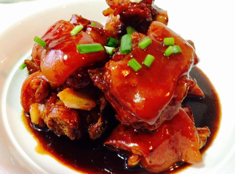 红烧猪蹄怎样上色更深,红烧猪蹄可以放酱油吗