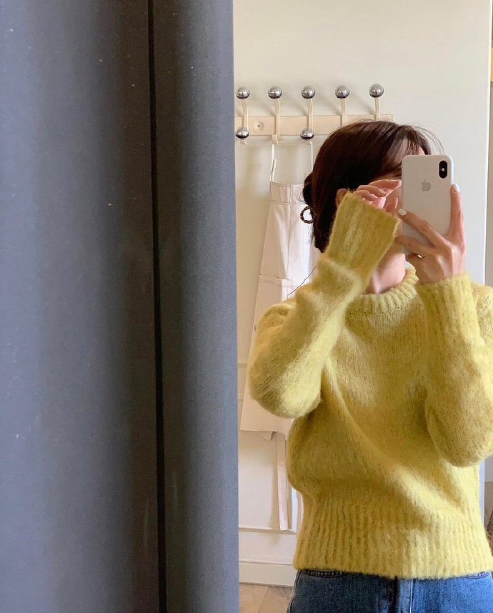 韩国小姐姐穿搭街拍,黑色针织衫长款外套韩系搭配