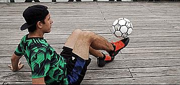 花式足球技巧之三个高难度坐姿花式技巧