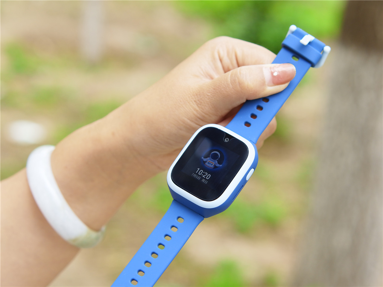 支持4G全网通米兔儿童电话手表4C八重安全定位守护更放心