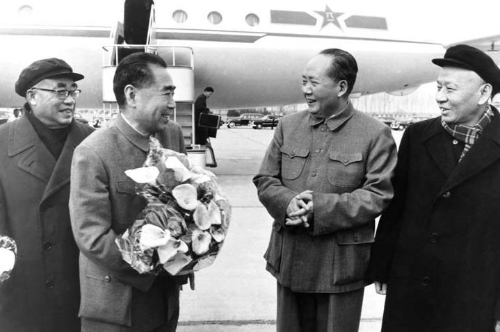 尼克松访华,假装说喜欢烟盒上熊猫图案,周恩来拍板:送两只真的