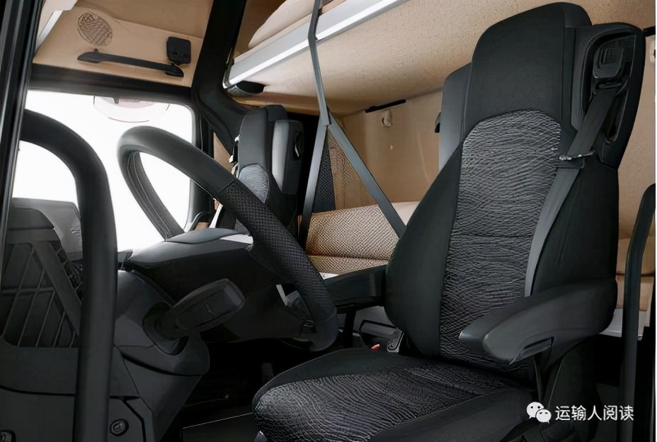 奔驰最豪华车型的驾驶感受如何,最强奔驰重卡