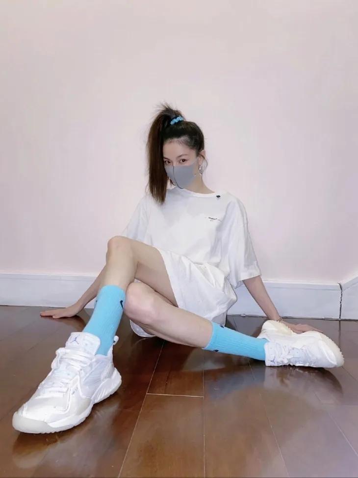 周杰伦球鞋配色,邓紫棋周杰伦同款球鞋