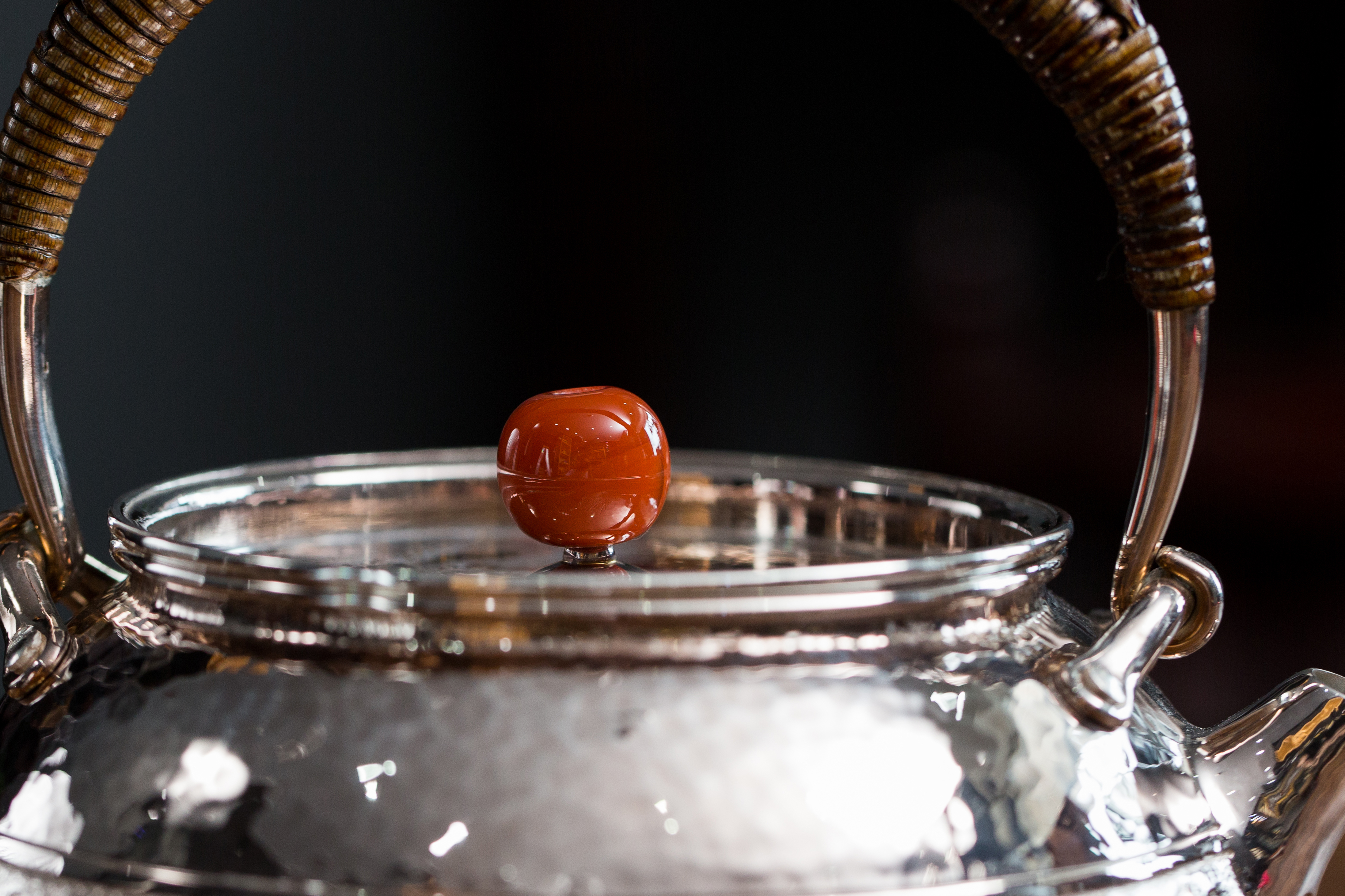 银壶里面黄色斑点怎么去除,银壶黑斑点