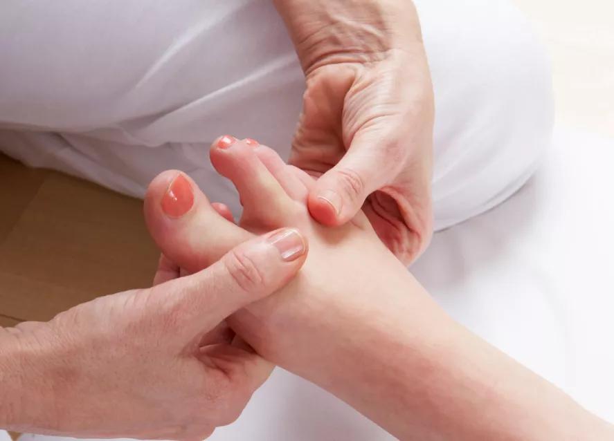 甲状腺脚底按摩手法图解,按摩甲状腺结节的穴位图