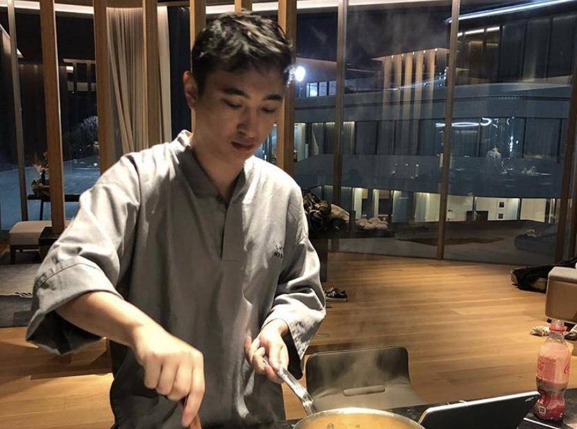 被误认“代购”？王思聪晒6大箱“战利品”，却被粉丝求帮带球衣