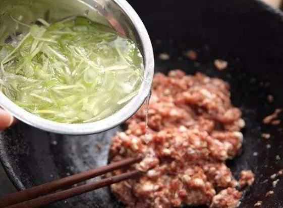 炒菜怎样正确使用料酒,为什么料酒做菜味道很大