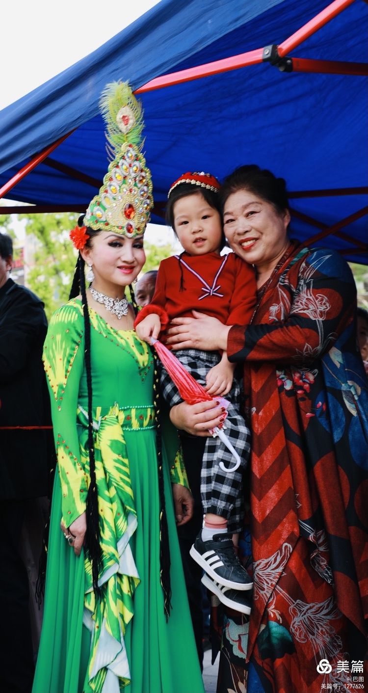 洛阳牡丹广场：*疆新**舞大联欢