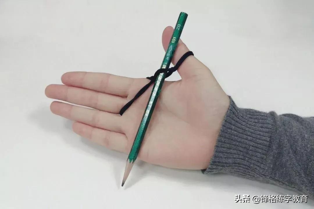 怎么教孩子纠正握笔姿势,如何纠正孩子错误的握笔姿势