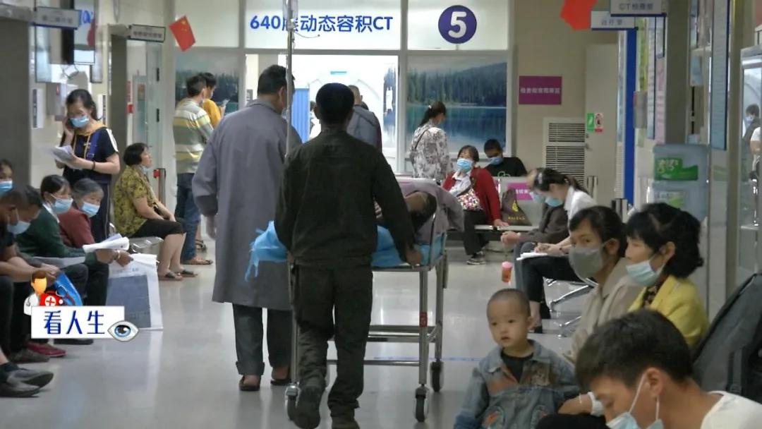 地动山摇中，她不幸从高处摔下头部受伤昏迷，危急时刻，她能转危为安吗？