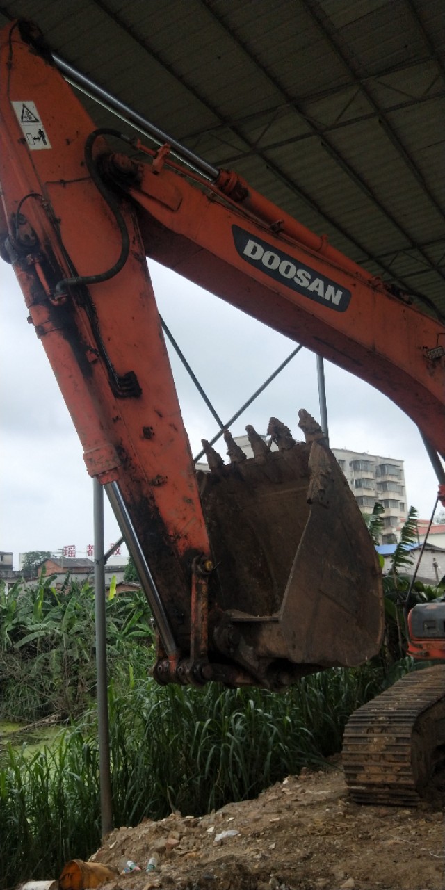 挖机小臂工作掉转速严重怎么回事,柳工挖机小臂掉臂严重