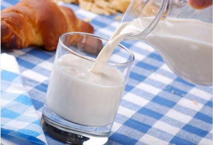 2岁宝宝喝羊奶还是奶粉,宝宝2岁喝奶粉还是鲜奶