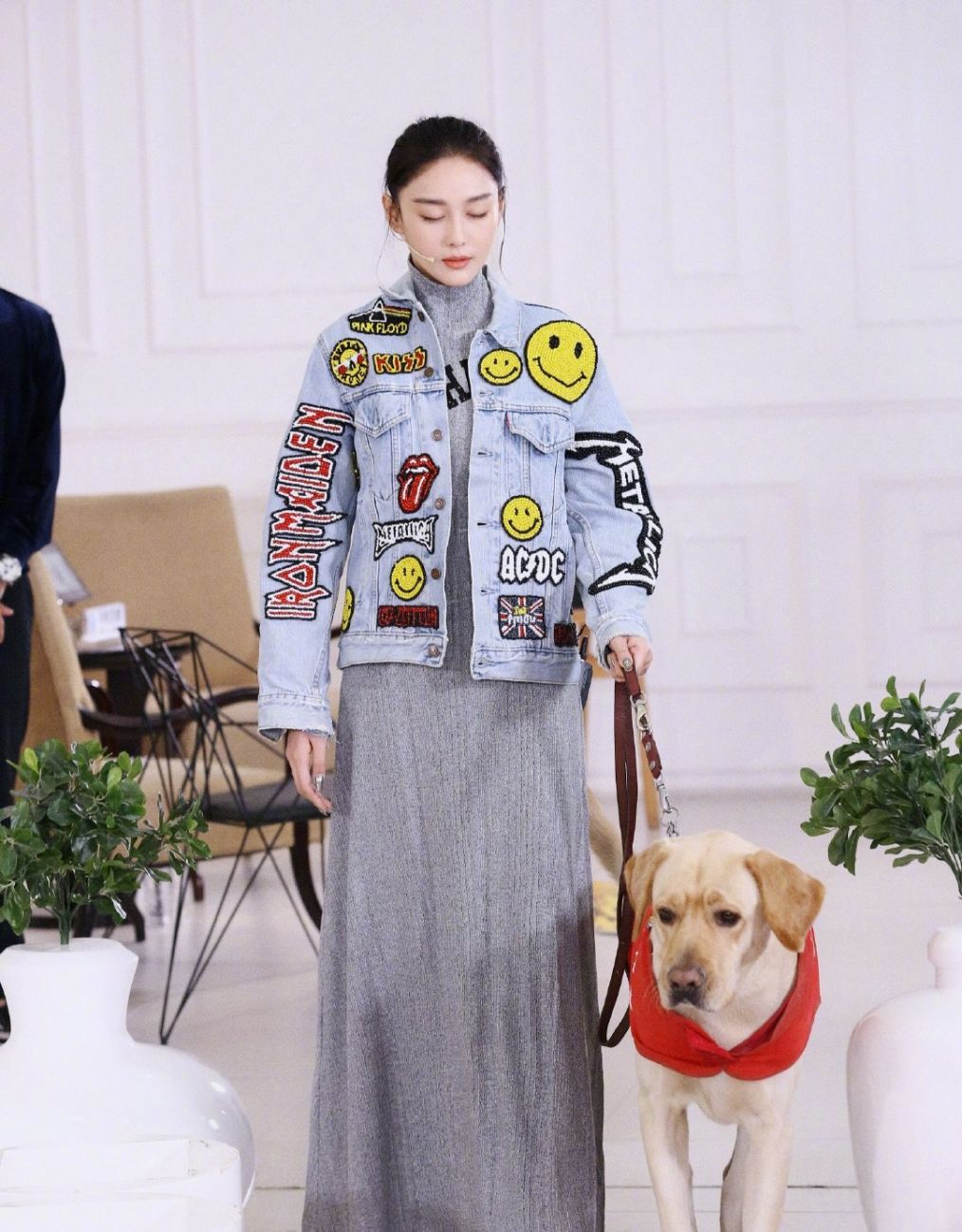 张馨予帮助摔倒的老人,张馨予帮助的老爷爷的视频