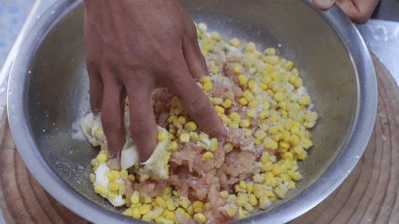 自制香肠的做法及配方要风干多久,看完香肠的制作过程你还敢吃吗