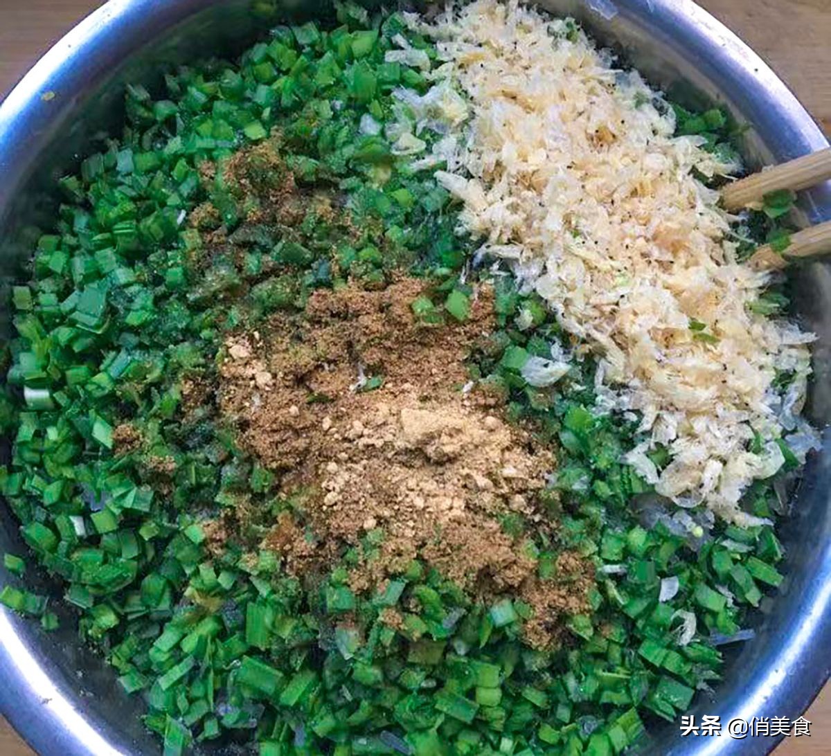 包韭菜肉馅饺子记住3放2不放,韭菜拌馅如何让韭菜不烧心