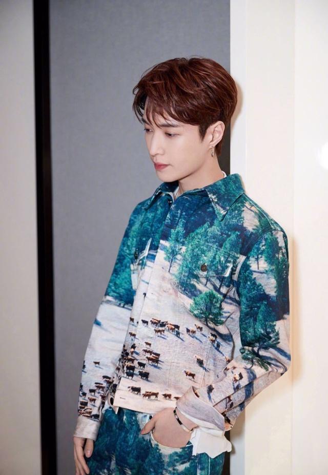 张艺兴最新穿衣搭配,张艺兴皮衣牛仔外套