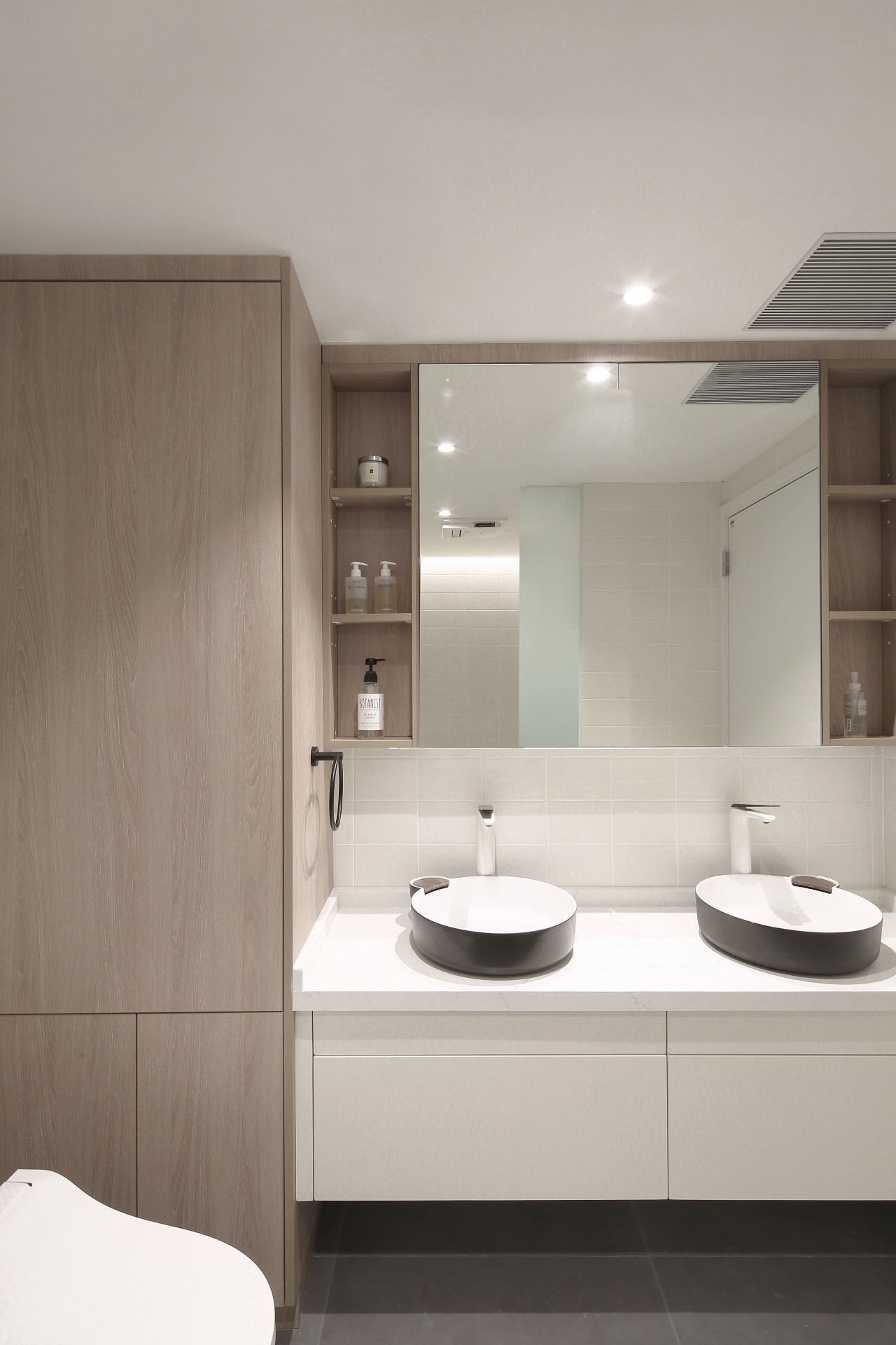 客厅阳台一体办公桌,主卧衣帽间加办公桌