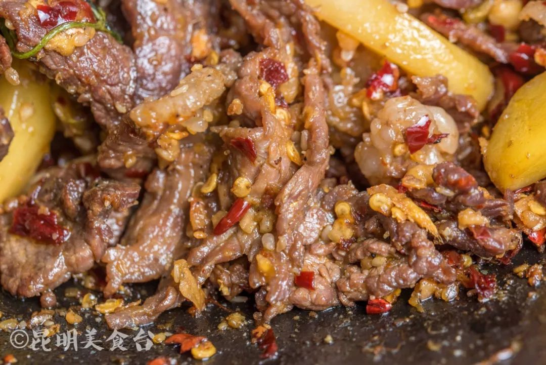 昆明每天卖的最好的美食,昆明每天卖几百桌的街边美食