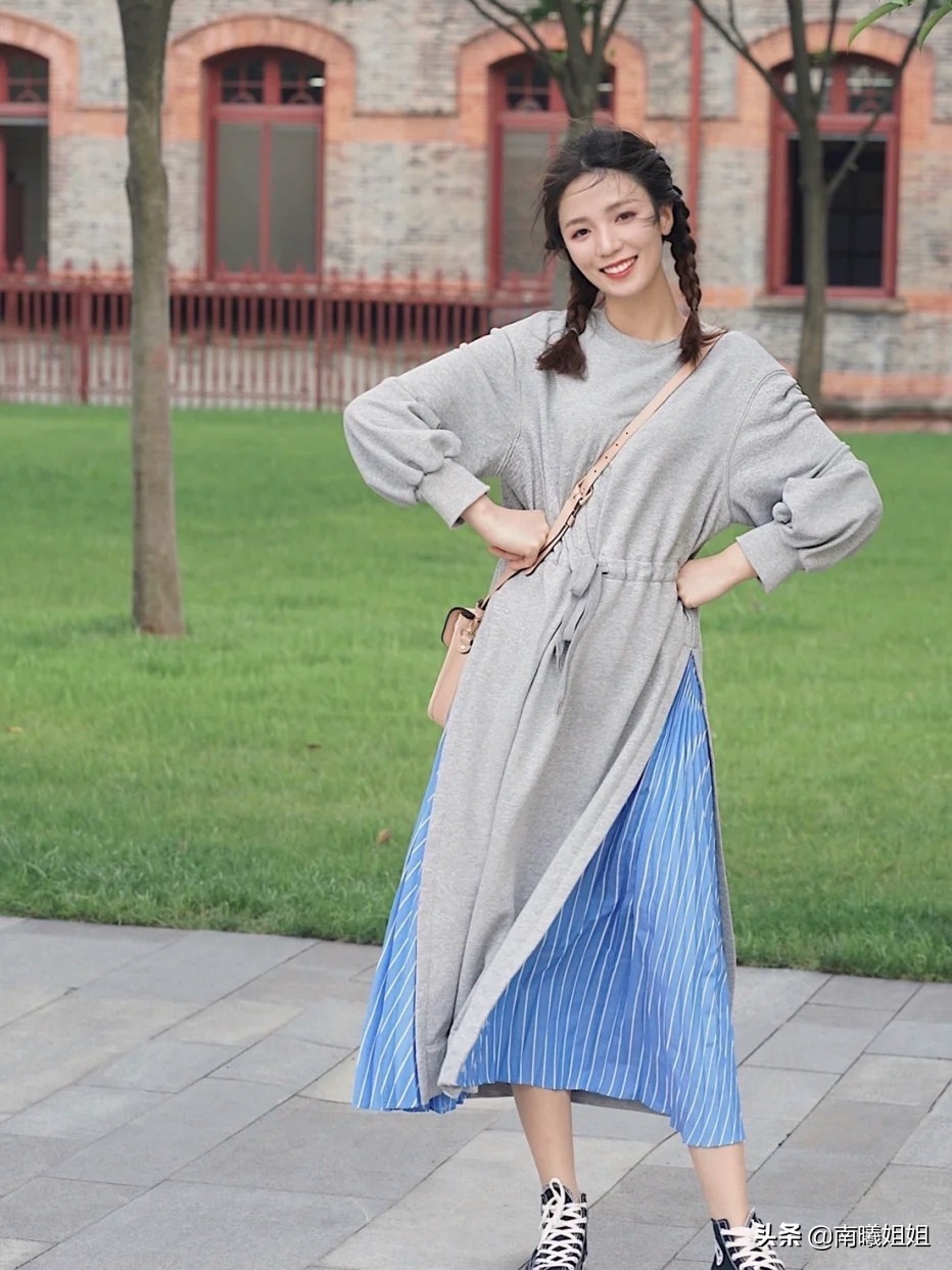 时髦的女人都穿卫衣减龄又好看,女生一定要了解的卫衣经典搭配