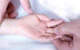 小儿打嗝停不下来,教你推拿手法和食疗秘方巧止呃