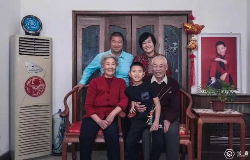 一家五口新春全家福拍照姿势大全,横向新春全家福照片模板直接套用