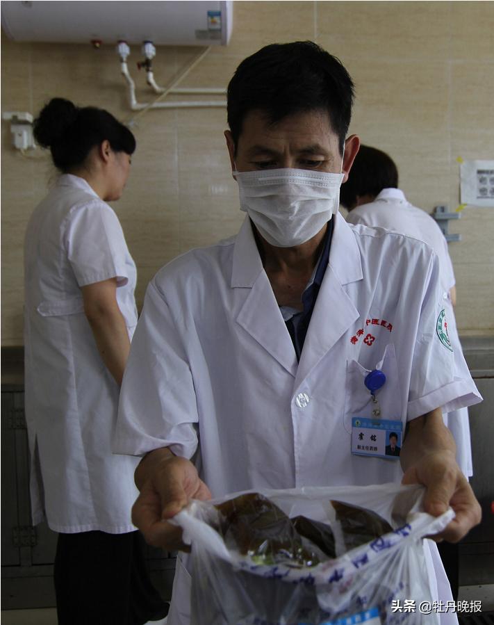 煎药师“汗蒸房”里熬良药