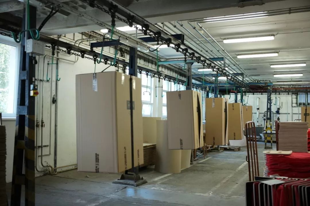 探访TON工厂看经典椅子背后的故事|疯狂24h我们去捷克干了啥？