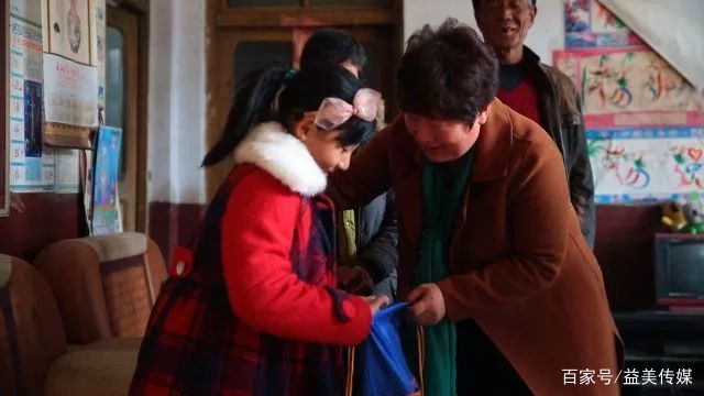 她是两千多孩子的“彩虹妈妈”，为服刑人员未成年子女撑起一片天