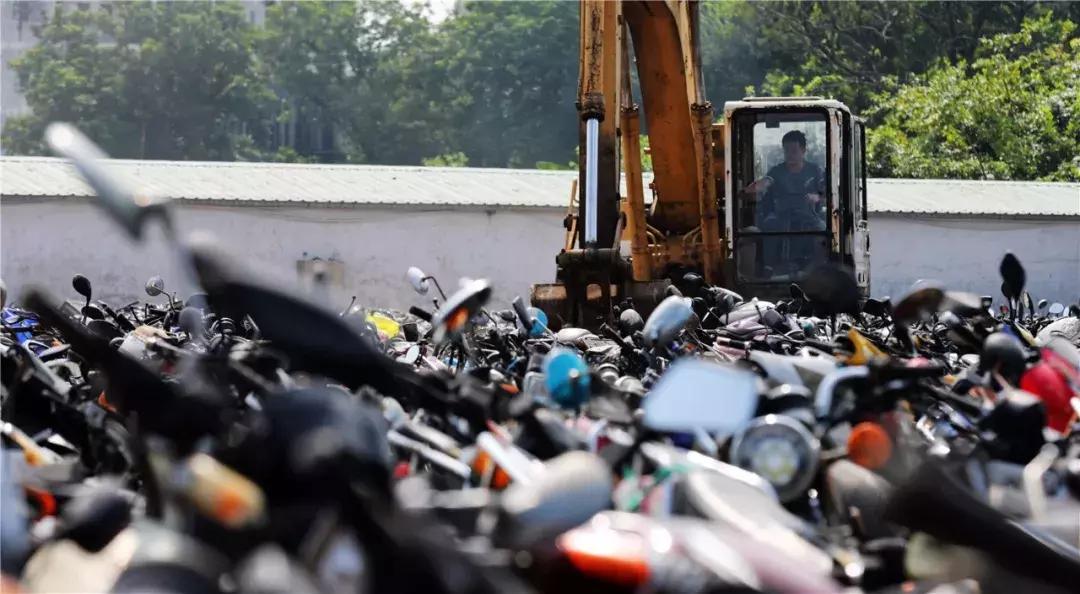 交警队查扣的摩托车最后怎么处理,被查扣物品怎么处理