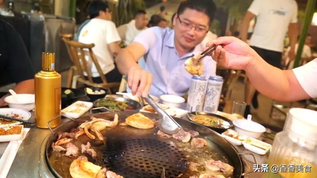 人山人海来吃肉，大哥小弟都说香