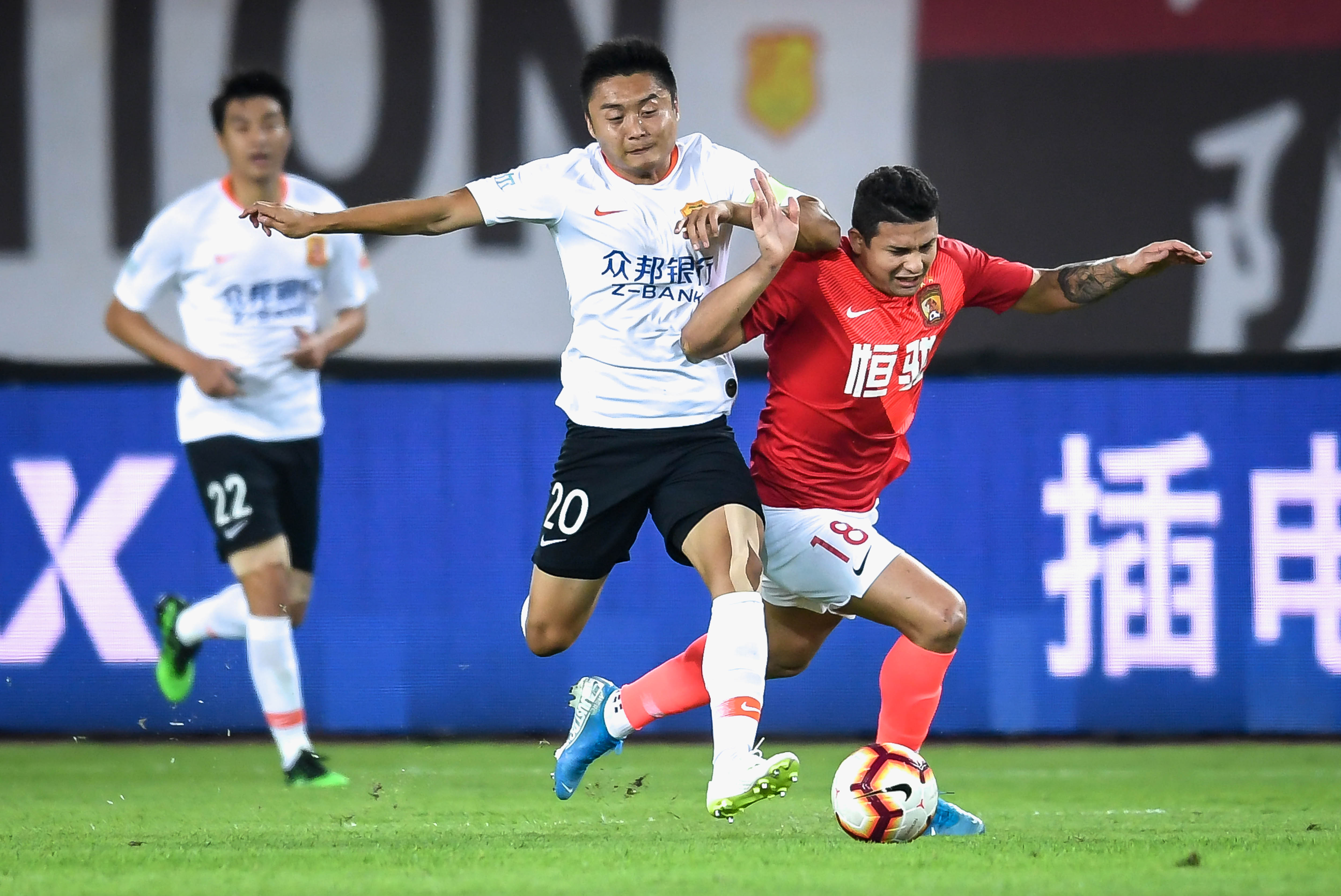 卓尔翻盘富力,李铁卓尔之争