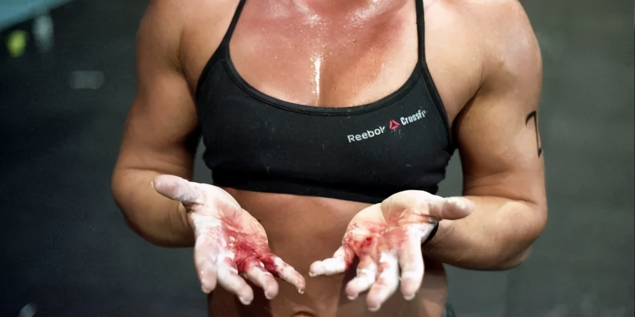 为什么健身久了手反而不起茧,健身怎么手才不会起茧子